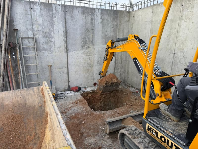 Construcción de canalización y arqueta de bombas